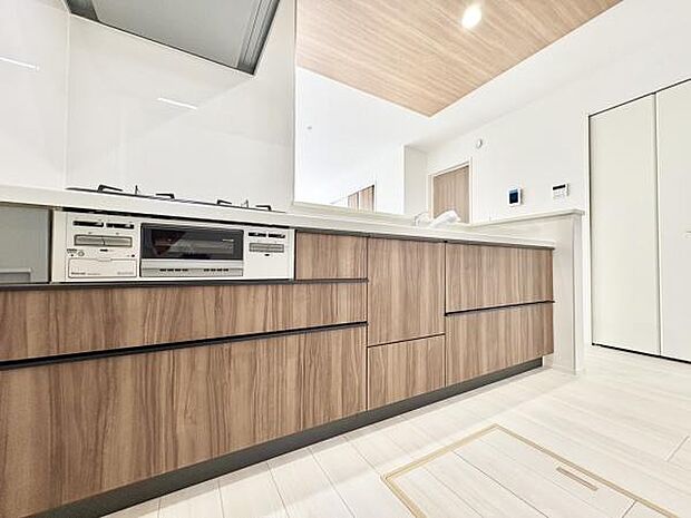 ■■対面キッチン■■キッチンは収納数もさる事ながら、リビングで寛ぐ家族や小さなお子様を見守りながら料理が出来る「対面式の温もり設計」。キッチンから立ち込める香りが今日の料理を期待させます