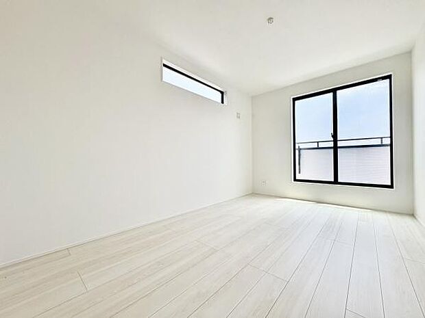 ■■メインベッドルーム■■ウォークinクローゼット付の広い主寝室。プライベートを保ちながらもバランスよく配置された窓から緩やかな陽が射し込み、広い空間を光が満たしていきます。