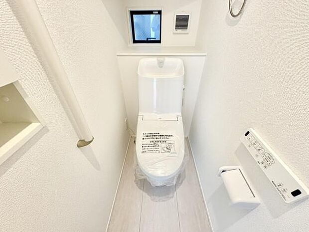 ■■Toilet■■清潔な空間を保ちたいトイレはオフホワイトでまとめました。毎日使う場所だからこそお手入れも楽々にできる機能が搭載されております。汚れが付着しにくい便器はお掃除も楽々です。