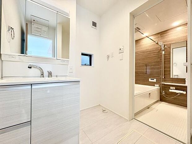 ■■清潔な空間■■毎日使うものだから清潔な空間を保ちたい水回り。洗面にはそんな願いを解消させてくれる収納アイデアが満載です。三面鏡の裏側にはキャビネットが現れ小物から背の高い物まで収納できます。