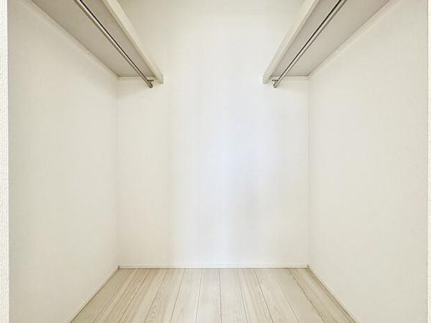 ■■何でも入る■■各居室のクローゼットはスーツ類から丈の長いコート類まで何でも収納できる便利なスペースです。衣装ケースと併用することでセーター類なども収納でき自分だけのスペースにできます。