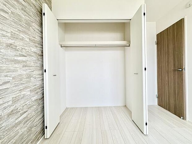 ■■closet■■クローゼットはスーツ類から丈の長いコート類まで何でも収納できる便利なスペースです。衣装ケースと併用することでセーター類なども収納でき自分だけのスペースにカスタマイズできます。