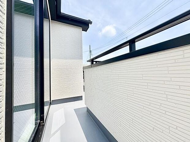 ■■開放感感じるバルコニー■■頬をなでる優しい風を感じることが出来るバルコニー。つい深呼吸をしたくなる気持ちの良い場所はこのお部屋の自慢です。お洗濯物を干すスペースとしても十分な広さがあります。