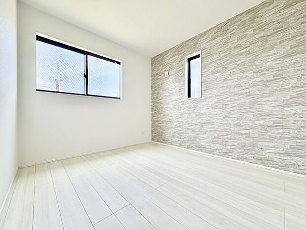 ■■居室■■各居室ごとにデザイン性のある窓を配置しました。壁面にはデスクやベット等の家具を置きやすいように高さや位置にも配慮しました。自分だけのお気に入りの空間を是非ご体感下さい。