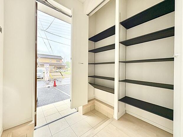 ■■玄関■■人を迎え入れる最初の場所だからこそ、清潔感がある空間にして頂ける様にゆとりあるシューズボックスを設置しました。おでかけの時も帰った時も、「我が家」を最初に感じでもらえる素敵な空間に。