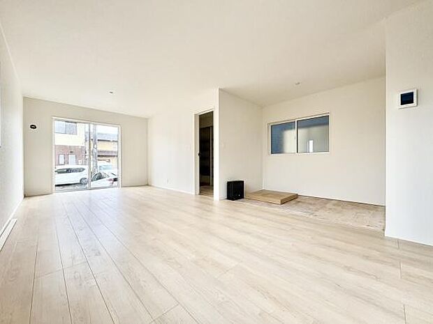 ■■憩いの場所■■パートナーや家族が集う憩いの空間。真新しい木目、Shadeのあるフローリングや白亜のクロスを陽の光、ダウンライトが照らし出し、家族・友人・知人の会話に華を咲かせます。