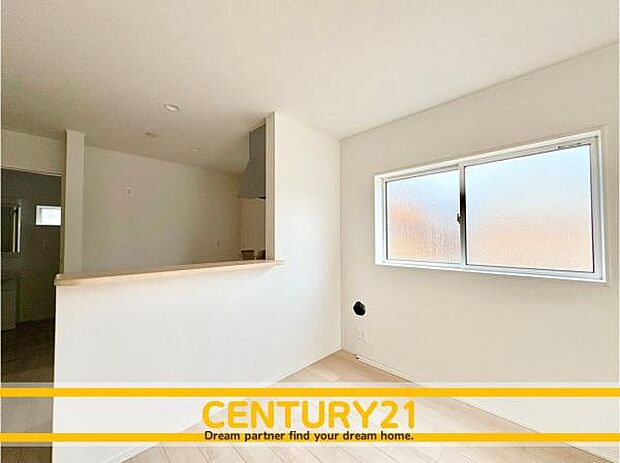 ■■ステキな時間を!■■忙しい朝でも、しっかり家族が揃って食事をして頂けるゆとりある大きさのダイニングスペース。奥様が作る手料理をカウンター越しに受けとって頂き、テーブルで囲む素敵な時間を存分に。