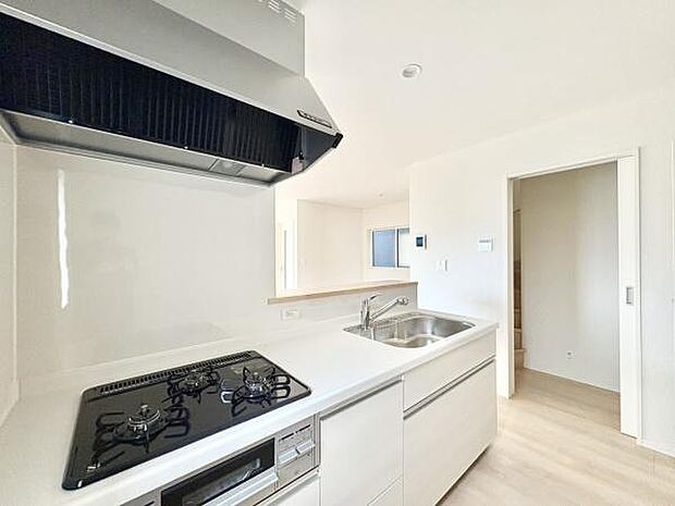 ■■キッチン■■家族や友人と味わう料理。会話を楽しみながら作りたいものですね。カウンターキッチンで一体感のあるLDKならそれも可能です。