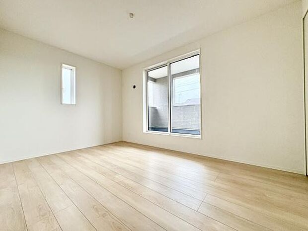 ■■メインベッドルーム■■クローゼット付の広い主寝室。プライベートを保ちながらもバランスよく配置された窓から緩やかな陽が射し込み、広い空間を光が満たしていきます。