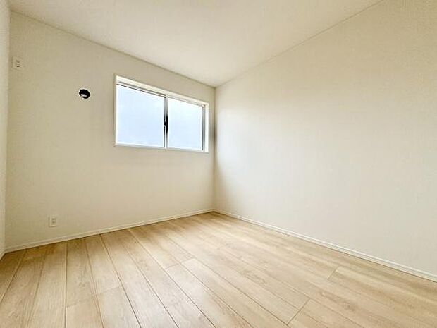 ■■明るい居室■■温もりある自然光を感じていただける居室です。飽きのこないナチュラルカラーの床にホワイトの壁紙は、色褪せることのない心地良さを作ります。