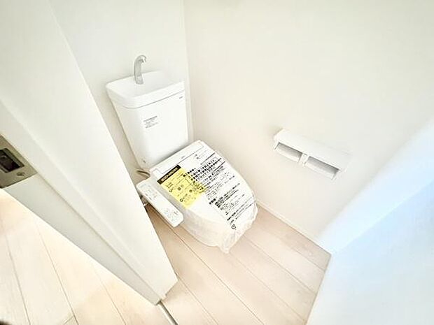 ■■Toilet■■清潔な空間を保ちたいトイレはオフホワイトでまとめました。毎日使う場所だからこそお手入れも楽々にできる機能が搭載されております。汚れが付着しにくい便器はお掃除も楽々です。