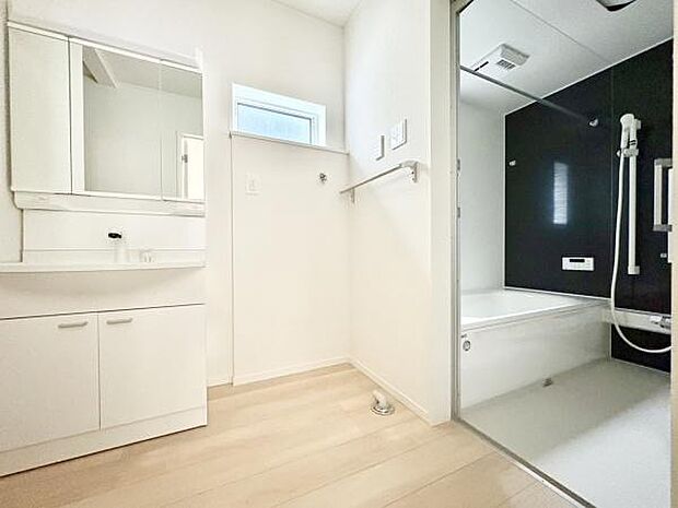 ■■清潔な空間■■毎日使うものだから清潔な空間を保ちたい水回り。洗面にはそんな願いを解消させてくれる収納アイデアが満載です。三面鏡の裏側にはキャビネットが現れ小物から背の高い物まで収納できます。