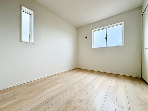 ■■居室■■各居室ごとにデザイン性のある窓を配置しました。壁面にはデスクやベット等の家具を置きやすいように高さや位置にも配慮しました。自分だけのお気に入りの空間を是非ご体感下さい。