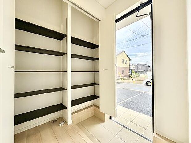 ■■玄関■■人を迎え入れる最初の場所だからこそ、清潔感がある空間にして頂ける様にゆとりあるシューズボックスを設置しました。おでかけの時も帰った時も、「我が家」を最初に感じでもらえる素敵な空間に。