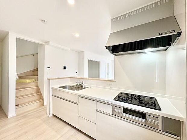 ■■対面キッチン■■キッチンは収納数もさる事ながら、リビングで寛ぐ家族や小さなお子様を見守りながら料理が出来る「対面式の温もり設計」。キッチンから立ち込める香りが今日の料理を期待させます