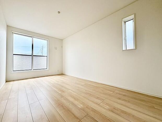 ■■メインベッドルーム■■クローゼット付の広い主寝室。プライベートを保ちながらもバランスよく配置された窓から緩やかな陽が射し込み、広い空間を光が満たしていきます。