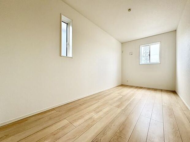 ■■明るい居室■■温もりある自然光を感じていただける居室です。飽きのこないナチュラルカラーの床にホワイトの壁紙は、色褪せることのない心地良さを作ります。