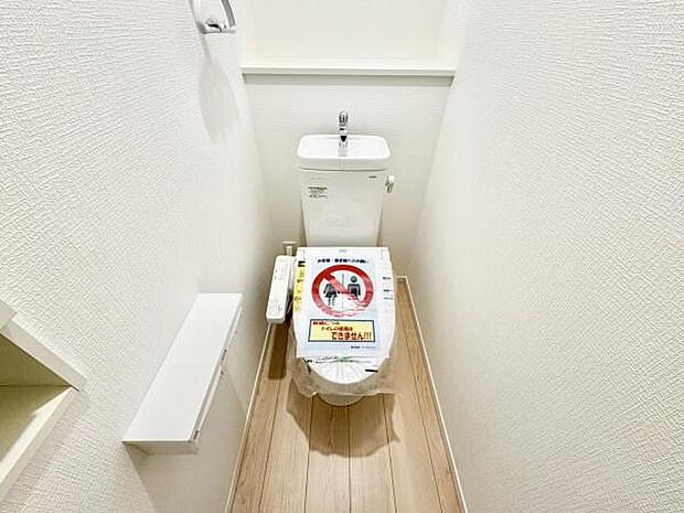 ■■Toilet■■清潔な空間を保ちたいトイレはオフホワイトでまとめました。毎日使う場所だからこそお手入れも楽々にできる機能が搭載されております。汚れが付着しにくい便器はお掃除も楽々です。