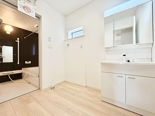 ■■清潔な空間■■毎日使うものだから清潔な空間を保ちたい水回り。洗面にはそんな願いを解消させてくれる収納アイデアが満載です。三面鏡の裏側にはキャビネットが現れ小物から背の高い物まで収納できます。