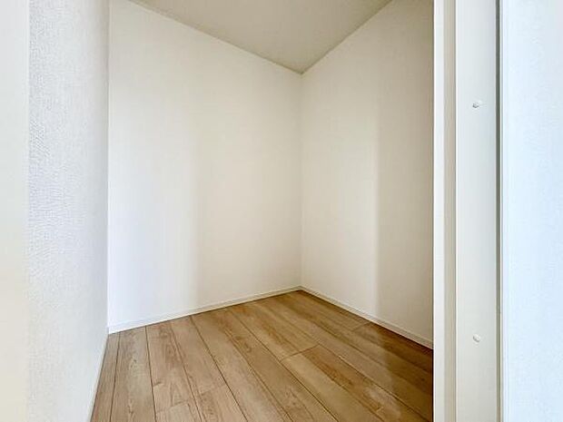 ■■何でも入る■■各居室のクローゼットはスーツ類から丈の長いコート類まで何でも収納できる便利なスペースです。衣装ケースと併用することでセーター類なども収納でき自分だけのスペースにできます。