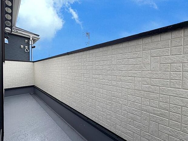 ■■開放感感じるバルコニー■■頬をなでる優しい風を感じることが出来るバルコニー。つい深呼吸をしたくなる気持ちの良い場所はこのお部屋の自慢です。お洗濯物を干すスペースとしても十分な広さがあります。