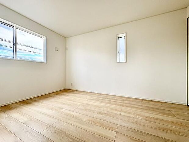 ■■居室■■各居室ごとにデザイン性のある窓を配置しました。壁面にはデスクやベット等の家具を置きやすいように高さや位置にも配慮しました。自分だけのお気に入りの空間を是非ご体感下さい。