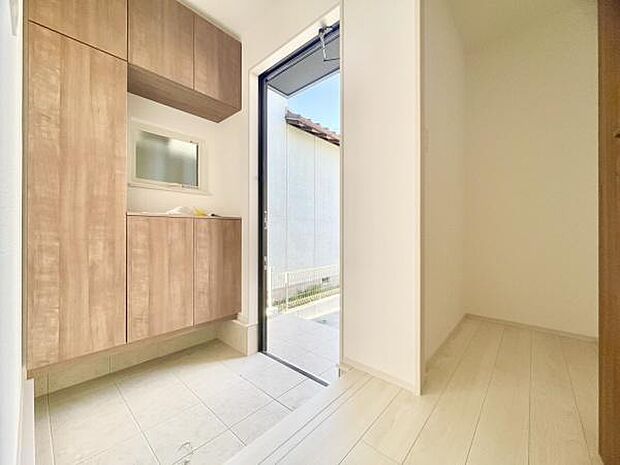 ■■玄関■■人を迎え入れる最初の場所だからこそ、清潔感がある空間にして頂ける様にゆとりあるシューズボックスを設置しました。おでかけの時も帰った時も、「我が家」を最初に感じでもらえる素敵な空間に。