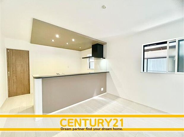 ■■ステキな時間を！■■忙しい朝でも、しっかり家族が揃って食事をして頂けるゆとりある大きさのダイニングスペース。奥様が作る手料理をカウンター越しに受けとって頂き、テーブルで囲む素敵な時間を存分に。