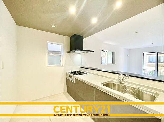 ■■広々キッチン■■大型の冷蔵庫やレンジボードもしっかり置ける広々としたキッチンスペースが大事。ゆとりある空間で作業ができるとお料理の腕も日に日に上がりそうな気がしてきます。