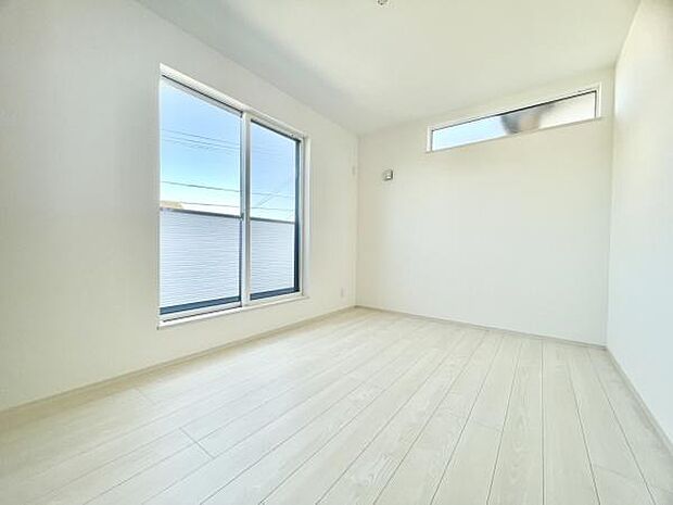 ■■メインベッドルーム■■クローゼット付の広い主寝室。プライベートを保ちながらもバランスよく配置された窓から緩やかな陽が射し込み、広い空間を光が満たしていきます。