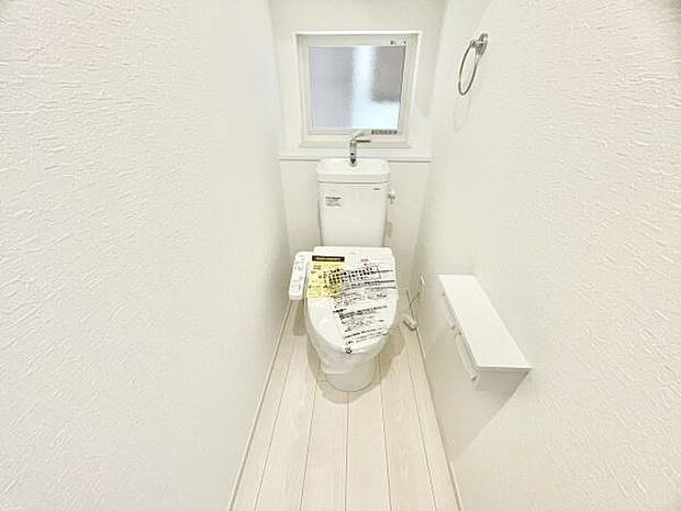 ■■Toilet■■清潔な空間を保ちたいトイレはオフホワイトでまとめました。毎日使う場所だからこそお手入れも楽々にできる機能が搭載されております。汚れが付着しにくい便器はお掃除も楽々です。