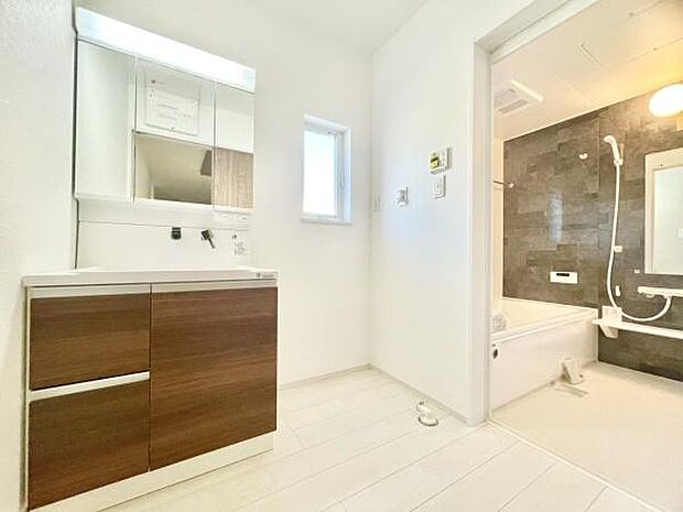 ■■清潔な空間■■毎日使うものだから清潔な空間を保ちたい水回り。洗面にはそんな願いを解消させてくれる収納アイデアが満載です。三面鏡の裏側にはキャビネットが現れ小物から背の高い物まで収納できます。