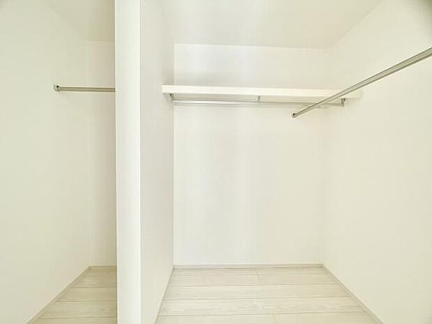 ■■何でも入る■■各居室のクローゼットはスーツ類から丈の長いコート類まで何でも収納できる便利なスペースです。衣装ケースと併用することでセーター類なども収納でき自分だけのスペースにできます。