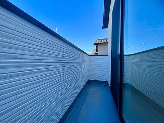 ■■開放感感じるバルコニー■■頬をなでる優しい風を感じることが出来るバルコニー。つい深呼吸をしたくなる気持ちの良い場所はこのお部屋の自慢です。お洗濯物を干すスペースとしても十分な広さがあります。