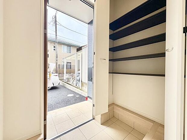 ■■玄関■■人を迎え入れる最初の場所だからこそ、清潔感がある空間にして頂ける様にゆとりあるシューズボックスを設置しました。おでかけの時も帰った時も、「我が家」を最初に感じでもらえる素敵な空間に。