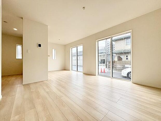 ■■憩いの場所■■パートナーや家族が集う憩いの空間。真新しい木目、Shadeのあるフローリングや白亜のクロスを陽の光、ダウンライトが照らし出し、家族・友人・知人の会話に華を咲かせます。