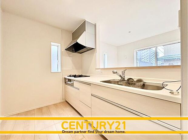 ■■広々キッチン■■大型の冷蔵庫やレンジボードもしっかり置ける広々としたキッチンスペースが大事。ゆとりある空間で作業ができるとお料理の腕も日に日に上がりそうな気がしてきます。