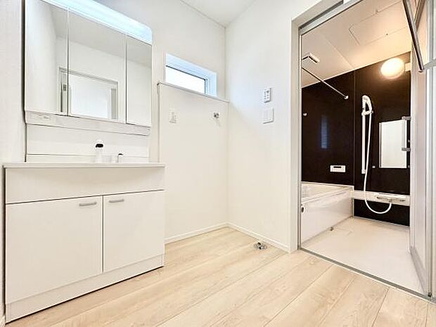 ■■清潔な空間■■毎日使うものだから清潔な空間を保ちたい水回り。洗面にはそんな願いを解消させてくれる収納アイデアが満載です。三面鏡の裏側にはキャビネットが現れ小物から背の高い物まで収納できます。