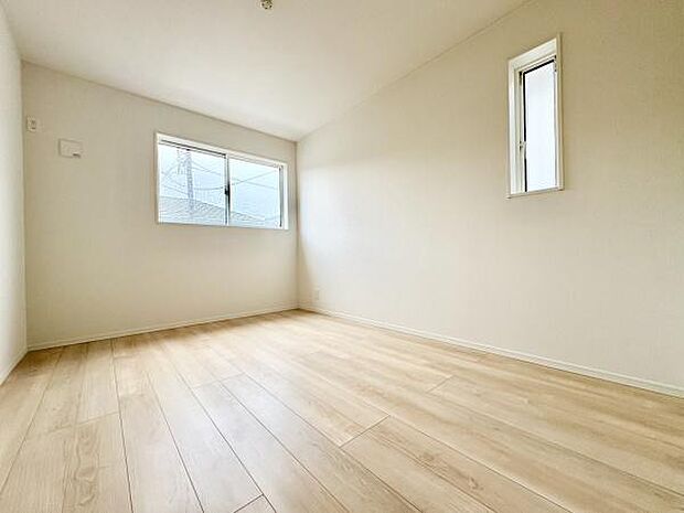 ■■居室■■各居室ごとにデザイン性のある窓を配置しました。壁面にはデスクやベット等の家具を置きやすいように高さや位置にも配慮しました。自分だけのお気に入りの空間を是非ご体感下さい。