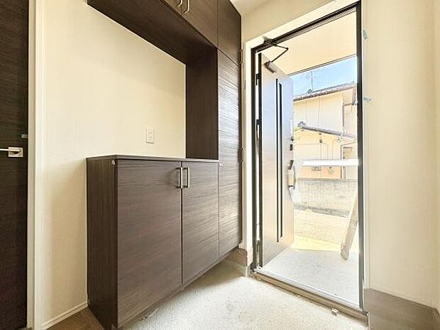 ■■玄関■■人を迎え入れる最初の場所だからこそ、清潔感がある空間にして頂ける様にゆとりあるシューズボックスを設置しました。おでかけの時も帰った時も、「我が家」を最初に感じでもらえる素敵な空間に。