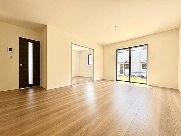 ■■憩いの場所■■パートナーや家族が集う憩いの空間。真新しい木目、Shadeのあるフローリングや白亜のクロスを陽の光、ダウンライトが照らし出し、家族・友人・知人の会話に華を咲かせます。