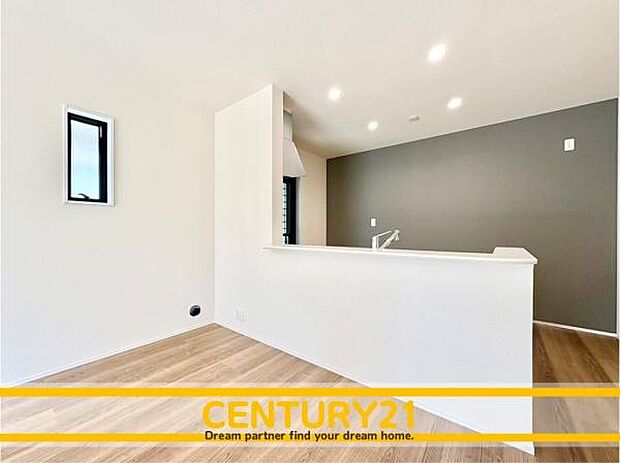 ■■ステキな時間を！■■忙しい朝でも、しっかり家族が揃って食事をして頂けるゆとりある大きさのダイニングスペース。奥様が作る手料理をカウンター越しに受けとって頂き、テーブルで囲む素敵な時間を存分に。