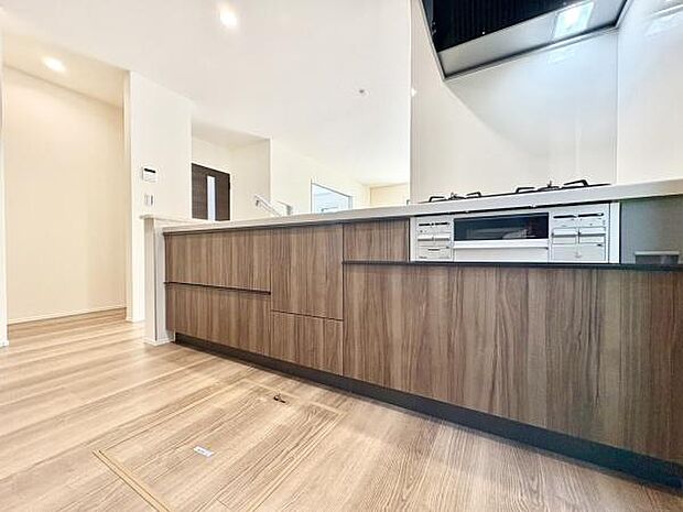 ■■対面キッチン■■キッチンは収納数もさる事ながら、リビングで寛ぐ家族や小さなお子様を見守りながら料理が出来る「対面式の温もり設計」。キッチンから立ち込める香りが今日の料理を期待させます