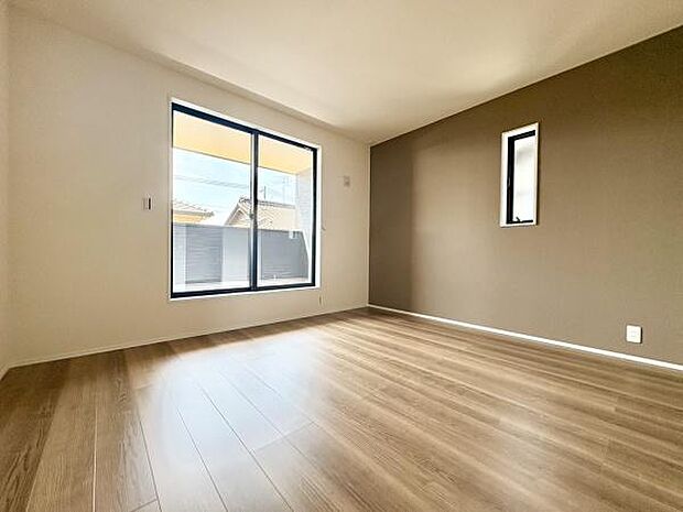 ■■メインベッドルーム■■ウォークinクローゼット付の広い主寝室。プライベートを保ちながらもバランスよく配置された窓から緩やかな陽が射し込み、広い空間を光が満たしていきます。