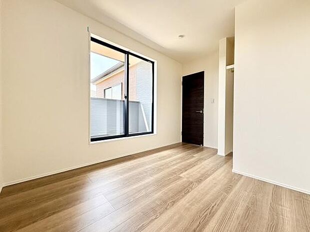 ■■明るい居室■■温もりある自然光を感じていただける居室です。飽きのこないナチュラルカラーの床にホワイトの壁紙は、色褪せることのない心地良さを作ります。