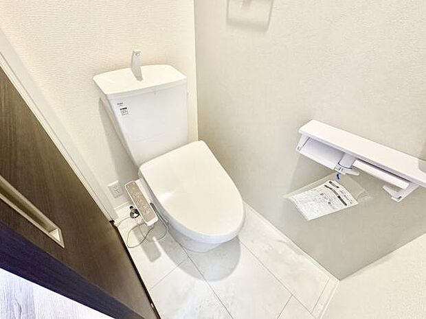 ■■Toilet■■清潔な空間を保ちたいトイレはオフホワイトでまとめました。毎日使う場所だからこそお手入れも楽々にできる機能が搭載されております。汚れが付着しにくい便器はお掃除も楽々です。