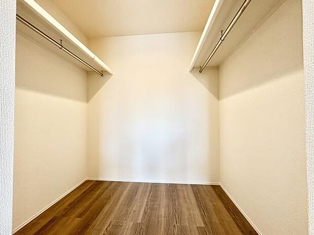 ■■何でも入る■■各居室のクローゼットはスーツ類から丈の長いコート類まで何でも収納できる便利なスペースです。衣装ケースと併用することでセーター類なども収納でき自分だけのスペースにできます。