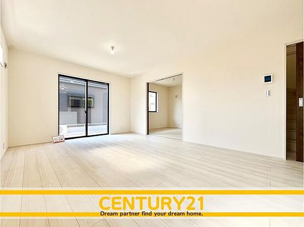 ■■憩いの場所■■パートナーや家族が集う憩いの空間。真新しい木目、Shadeのあるフローリングや白亜のクロスを陽の光、ダウンライトが照らし出し、家族・友人・知人の会話に華を咲かせます。