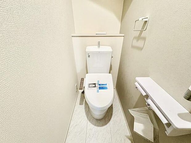 ■■Toilet■■清潔な空間を保ちたいトイレはオフホワイトでまとめました。毎日使う場所だからこそお手入れも楽々にできる機能が搭載されております。汚れが付着しにくい便器はお掃除も楽々です。