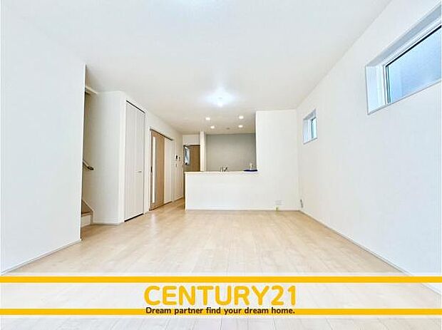 ■■憩いのリビング■■くつろぎを愉しむリビングルームは憩いの場となります。リビングとダイニングの空間機能を活かし、巧みに使い分ける発想が、ライフスタイルに新しいゆとりをもたらします。